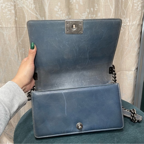 Chanel | Medium Faded Grey Calfskin Boy Flap Bag - Picture 13 of 14